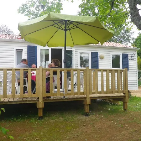 Camping Les Poutiroux 캠프장